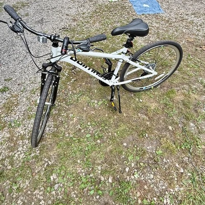 Schwinn Network 3.0 Hybrid 700c 21 Speed 18" Aluminum Frame S4026CAZ - White - Image 1 of 4