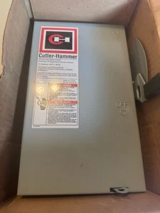 MARTELLO TAGLIERINO DH321UGB 30 Amp 240V 3 Poli Non Fusibile Tipo 1 INTERRUTTORE DI SICUREZZA Nuovo - Foto 1 di 4