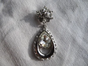 NWOT #1057 St. John Knit Silver Tone & Clear Crystal Pin Brooch 2 1/4" - Imagen 1 de 3