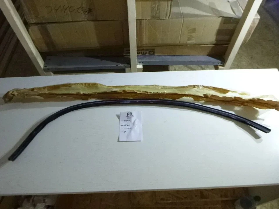 Dodge Shadow 1987-1994 junta puerta delantera superior izquierda Weatherstrip izquierda 4415961 Foto 1 de 4