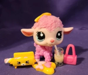 Littlest Pet Shop #2420 Lamm rosa unscharfes Haar rosa Gesicht gelb Schleife blau Augen - Bild 1 von 8