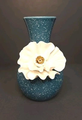 Jarrón Anthropologie moteado con flor blanca grande 3D de 8 pulgadas de alto Foto 1 de 4