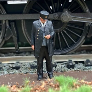 DETAILED MINIATURES OO43 PAINTED OO GAUGE 1/76th FIGURE - STATIONMASTER & WATCH - Picture 1 of 4
