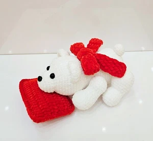 Peluche ours en peluche blanc au crochet fait main posé sur oreiller rouge doux - Photo 1/6