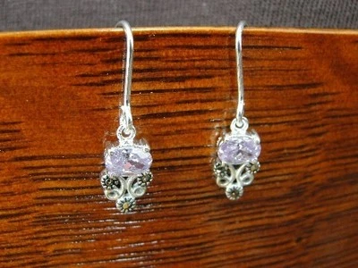 Pendientes perforados delicados de plata de ley 925 con marcasitas de piedra rosa claro de tamaño rosa claro Foto 1 de 2