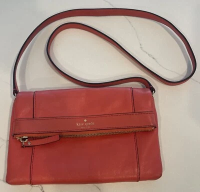 Bolso bandolera Kate Spade NY de cuero coral Foto 1 de 4