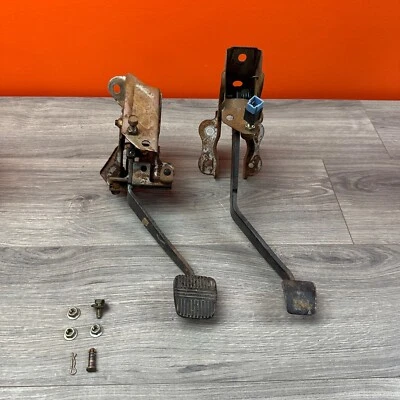 Juego de pedales de embrague y freno 91-94 Nissan Sentra SE-R - Transmisión manual - NX2000 Foto 1 de 4