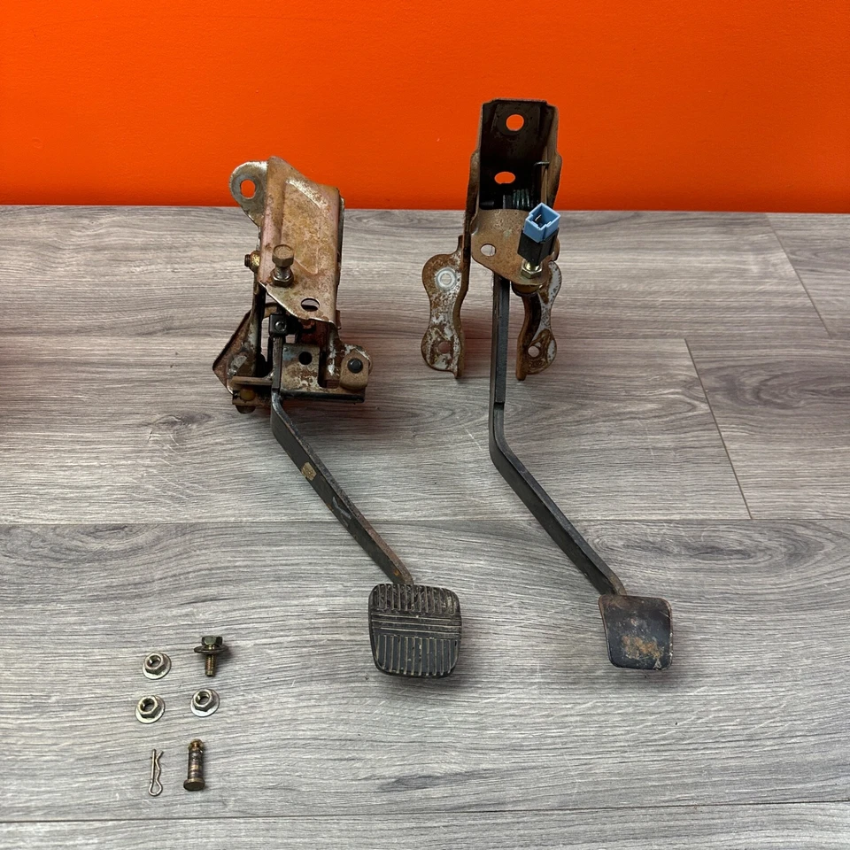 Juego de pedales de embrague y freno 91-94 Nissan Sentra SE-R - Transmisión manual - NX2000 Foto 1 de 4