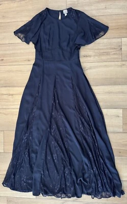 Maxi vestido de dama de honor con inserción de encaje talla 4 azul marino fluido para mujer de ASOS Foto 1 de 4