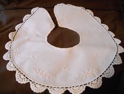 Cuello de algodón crudo vintage extraíble con bordado y ribete de encaje de ganchillo Foto 1 de 4