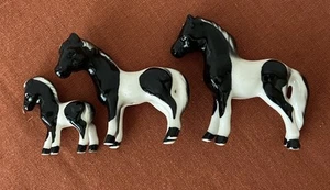 Vintage Set mit 3 Porzellan Mini schwarz-weißen Pferden, Japan, abgestuft - Bild 1 von 11