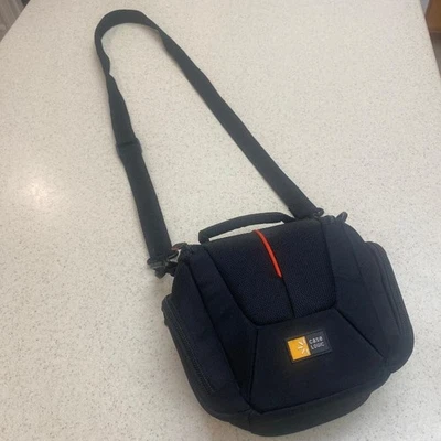 Camera Bag    Case Logic   Four Compartments    Shoulder Strap   Clean - Image 1 of 4
