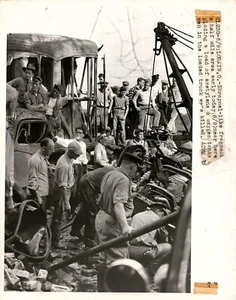 PRESSEFOTO - LORAIN, OHIO 1947 LKW EXPLOSION, ACETYLEN & SAUERSTOFF, MÄNNER GETÖTET - Bild 1 von 2