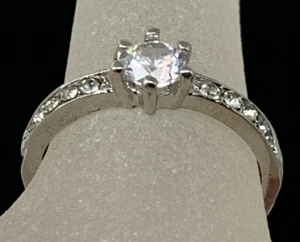 Eleganter Damenring aus Edelstahl in Silber Color mit Zirkonia Steinen - Bild 1 von 3