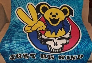 Azul Just Be Kind Nuevo Regalo Grateful Dead Tapiz Grande Oso Bailando Decoración de Pared - Imagen 1 de 4