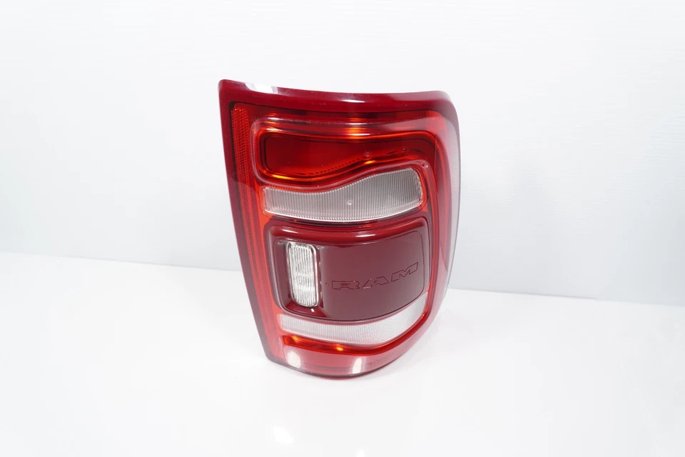 20-23 RAM 2500 3500 RH LUZ TRASERA LADO PASAJERO DERECHO PUNTO CIEGO SIN MÓDULO Foto 1 de 4