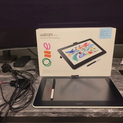 Wacom One Digitales Zeichentablett mit 13,3 Zoll Bildschirm, Grafiktablett - Bild 1 von 2