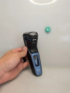 Philips Norelco Shaver 3000 series Wet & Dry Rechargeable - No Charger - Picture 1 of 2