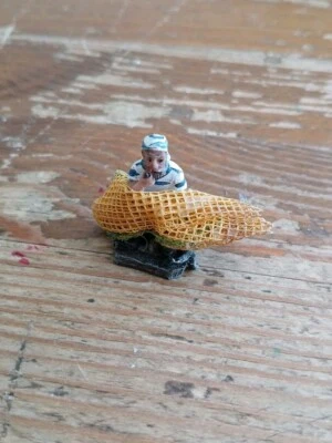 Matrose/ Bootsmann Figur sitzend mit Netz 3cm Neu - Bild 1 von 3