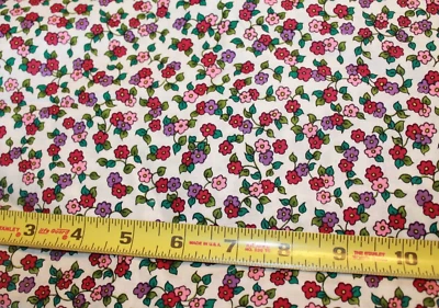 Tela de edredón de algodón floral rosa y púrpura pequeña por saco de púa, textiles en blanco Foto 1 de 2