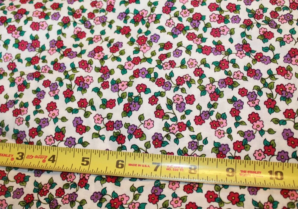 Tela de edredón de algodón floral rosa y púrpura pequeña por saco de púa, textiles en blanco Foto 1 de 2