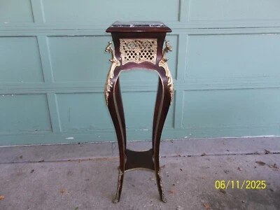 Tapa de mármol de caoba antigua rara de colección con soporte de helecho renacentista grifón de latón Foto 1 de 4