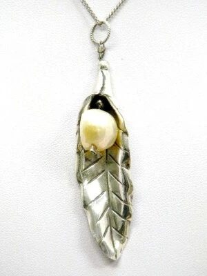 Große Blatt Anhänger massiv Silber "Kirschlorbeer mit echte Zuchtperle" um 1960 - Bild 1 von 2