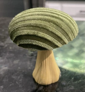 Samt Stoff Pilz Dekor grün mit Stiel Plüsch Fliegenpilz Landhaus Nadelkissen - Bild 1 von 9