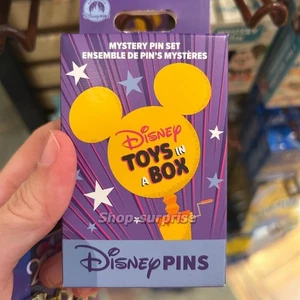 Prendedores misteriosos juguetes en una caja de parques Disney 2025 - sellados/sin abrir auténticos  - Imagen 1 de 2