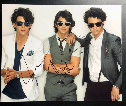 JONAS BROTHERS signed photo 10x8" - Genuine Signatures - KEVIN, JOE & NICK JONAS Cover
