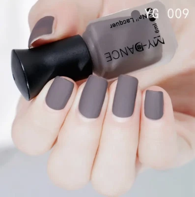 Esmalte de uñas gris oscuro mate - Laca de color de moda de secado rápido de larga duración Foto 1 de 2