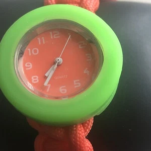 Orologio verde e arancione con cinturino di sopravvivenza - Foto 1 di 7