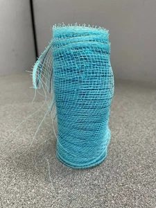 Malla decorativa floral para jardín 6” x 3 yardas azul con serpentinas azules - Imagen 1 de 6