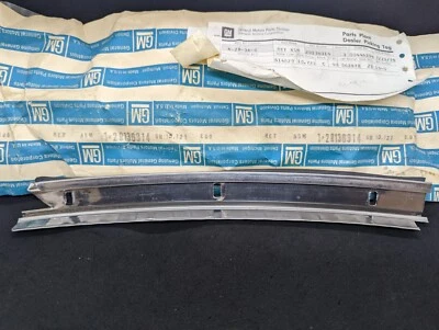 NOS 1971-81 CHEVROLET CAMARO RIGHT SIDE VERTICAL ROOF WEATHERSTRIP RETAINER - Image 1 of 4