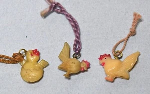 3 VINTAGE CHICKEN THEME CELLULOID CHARMS CRACKER JACK PRIZES - Picture 1 of 1