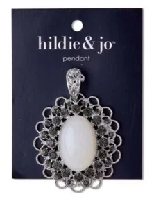 Ciondolo smerlato ovale in argento con pietra avorio di Hildie & Jo - Foto 1 di 2