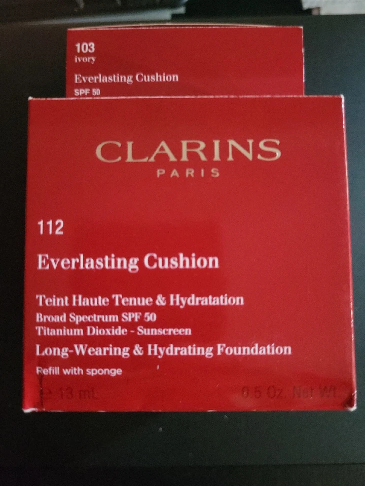 Base de maquillaje Clarins Everlasting Cushion FPS 50 con esponja sellada caja roja Foto 1 de 4
