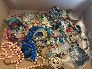 Großes gemischtes Schmuck Konvolut - Halsketten, Ringe, Armbänder, Ohrringe, Bastelperlen  - Bild 1 von 8