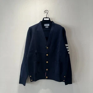 Cárdigan Thom Browne Milano Stitch 4 barras azul marino MKC171A-00219-415 100 % auténtico - Imagen 1 de 21