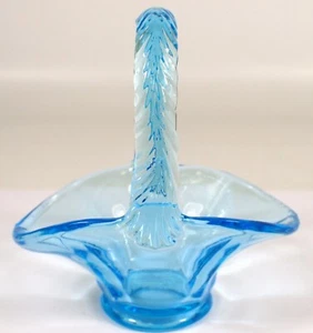 Cesta de nueces de caramelo de novia de vidrio azul pequeño de la depresión rara de colección - Imagen 1 de 9
