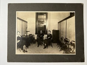 Escena de oficina de la década de 1910 dos mujeres un hombre azulejos piso archivos gabinete tarjeta foto - Imagen 1 de 14