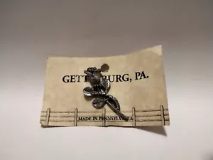 Broche vintage rosa con tallo de 1,75" peltre genuino Gettysburg PA - Imagen 1 de 3