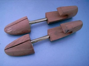 HOLD EVERYTHING WOODEN SHOE TREES 10 " NICE CEDAR WOOD SMALL ITEM - Picture 1 of 5