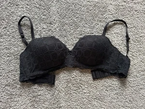 Sujetador de encaje negro Intimissimi talla 32D ligeramente acolchado inalámbrico - Imagen 1 de 2
