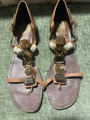 Sandalias Vince Camuto con correa al tobillo marrón y punta dorada con detalles de piedra talla 8 Foto 1 de 4