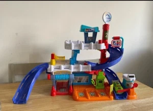 Vtech Toot Toot Fahrer Fix & Fuel Auto Garage Spielset mit Lichtern & Sounds - Bild 1 von 18