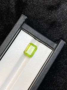 Piedra preciosa facetada corte cojín peridoto verde neón natural de 6,40 quilates - Imagen 1 de 6