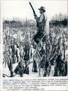 1969 Press Photo VP Hubert Humphrey Hunting With Gun Monroe County NY - Picture 1 of 2