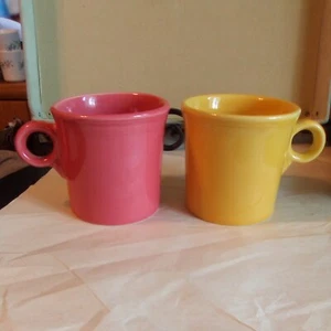 Fiesta Ware HLC CAQUI Y AMARILLO Anillo Tom & Jerry Anillo Mango (2) Tazas - Imagen 1 de 12