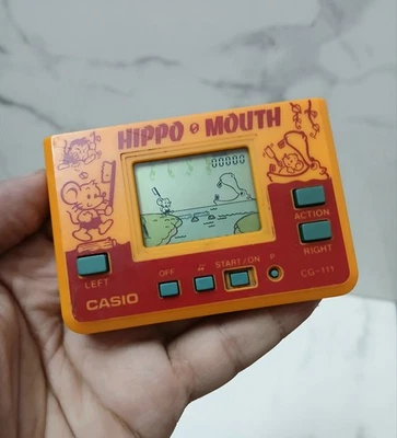 De colección Casio Hipoo Mouse CG-111 Sistema Portátil Juego (1986) Funcionando y Probado  Foto 1 de 4